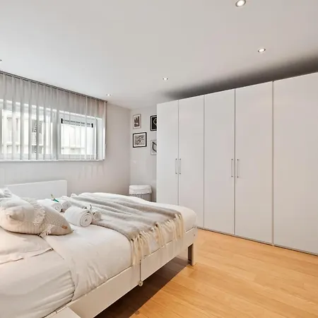 Modern Located At The Center Of Apartment *